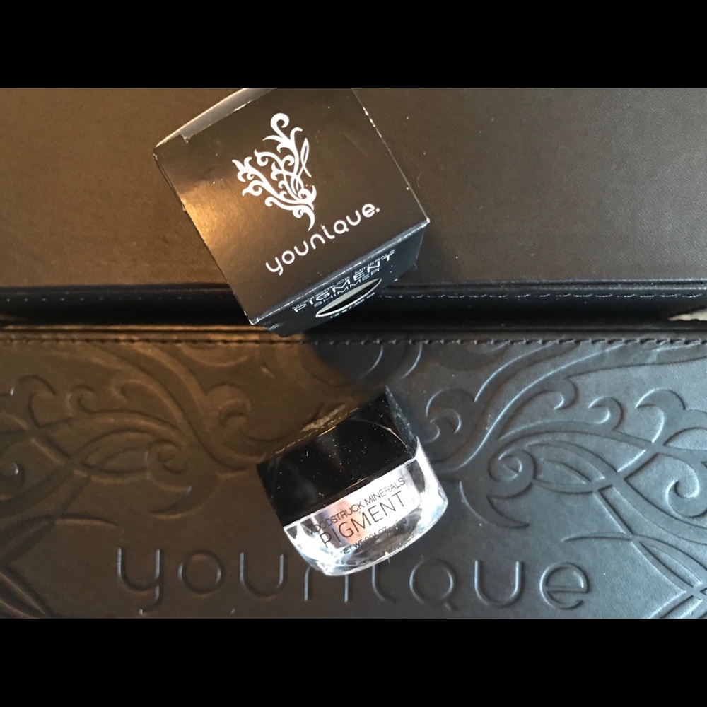 Younique pigment shimmer